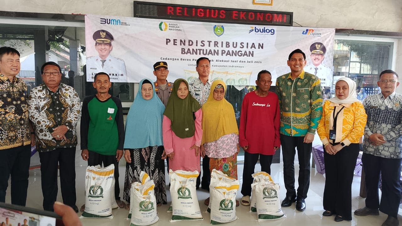 Bupati Indramayu dan Bulog Salurkan 20 Kg Beras untuk 209 Ribu Warga Kurang Mampu