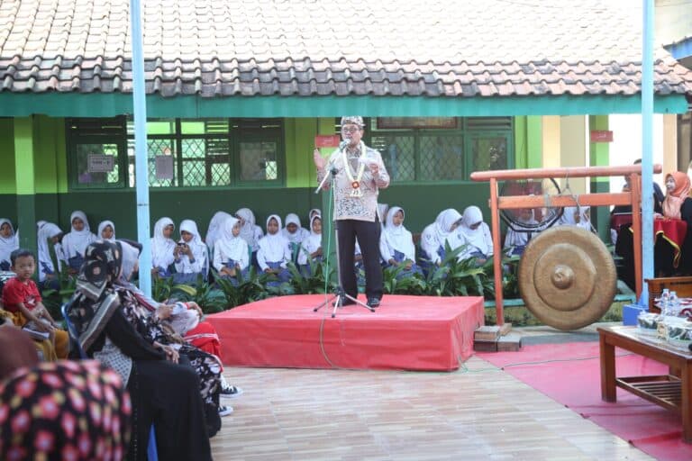 Bupati Imron Resmikan Bank Mini “Kejar” di SMPN 1 Arjawinangun