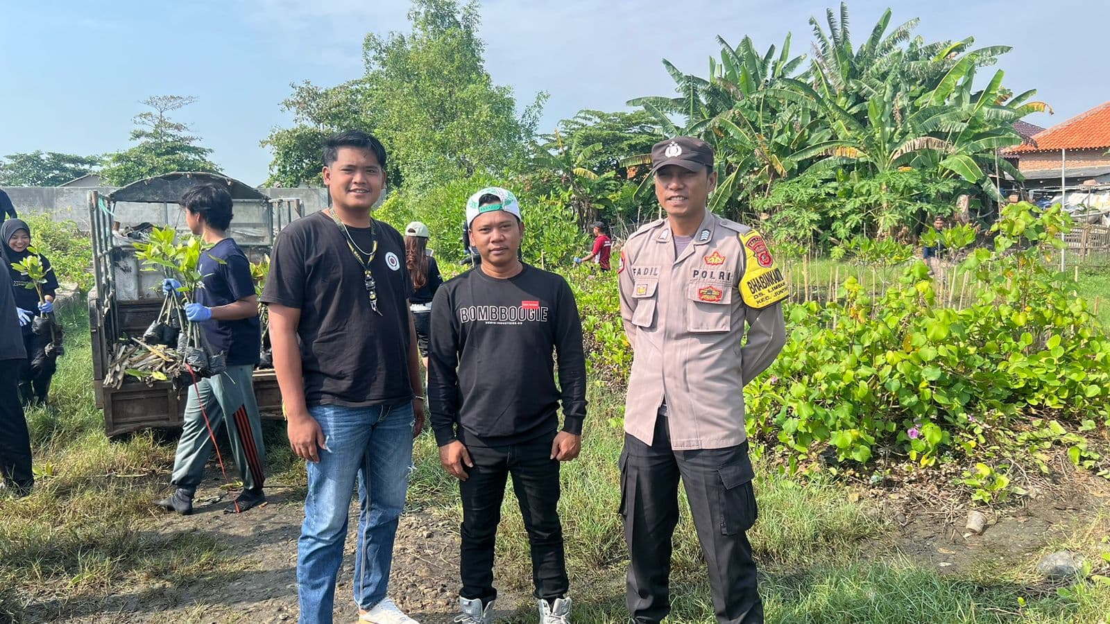 Karang Taruna Limbangan Giat Jaga Lingkungan, Bersih-bersih Lapangan hingga Tanam Mangrove