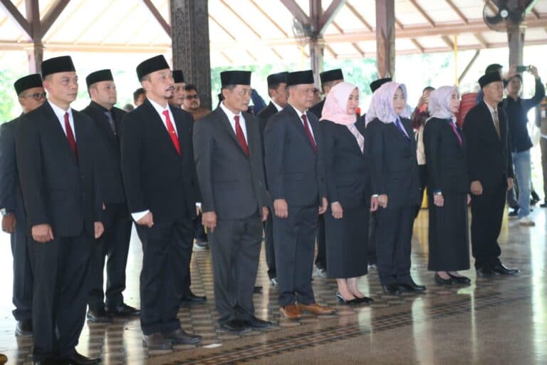 Bupati Cirebon Merotasi 16 Pejabat Eselon II