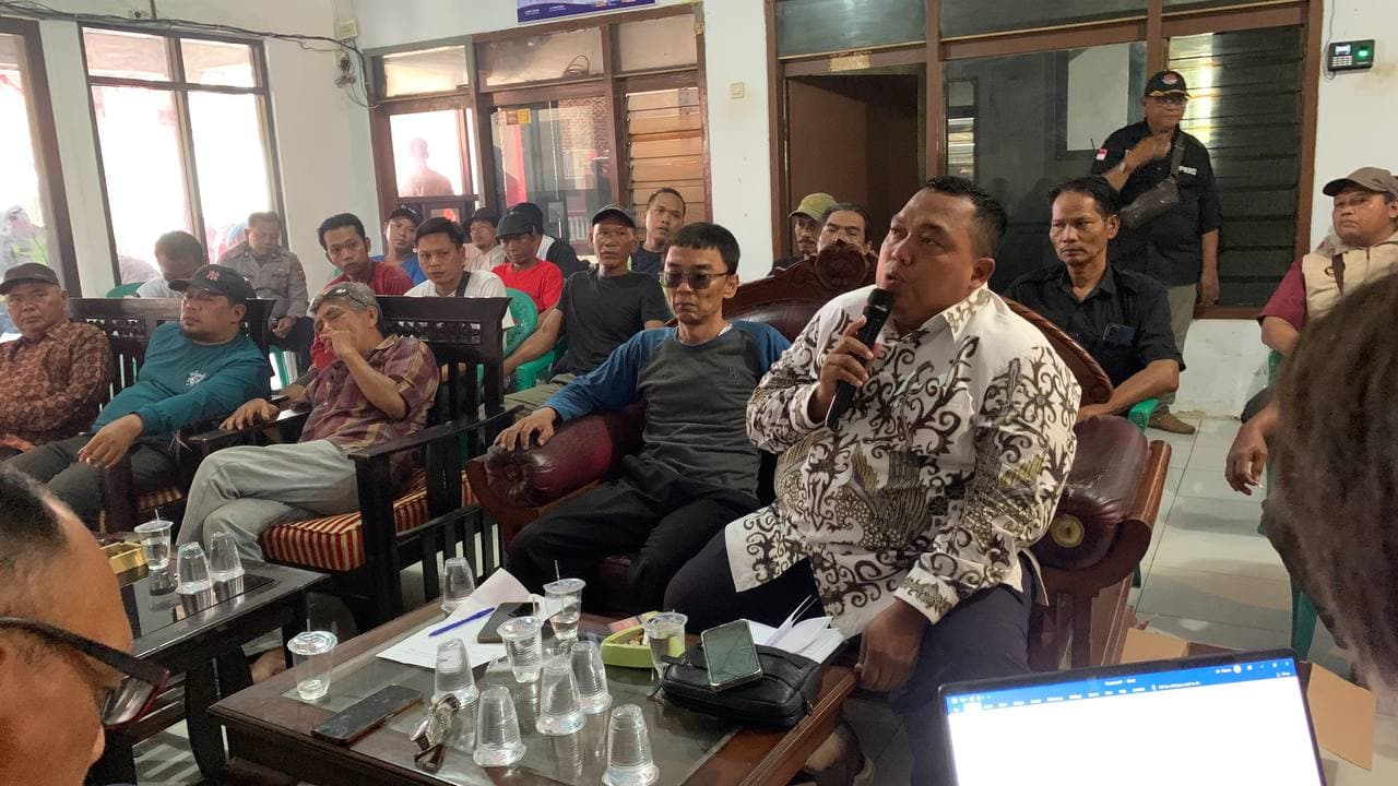 Demo Warga Tenajar, Aleg DPRD Kiki Arindi Pasang Badan Bela Rakyat, Desak Pertamina Perbaiki Jalan Rusak