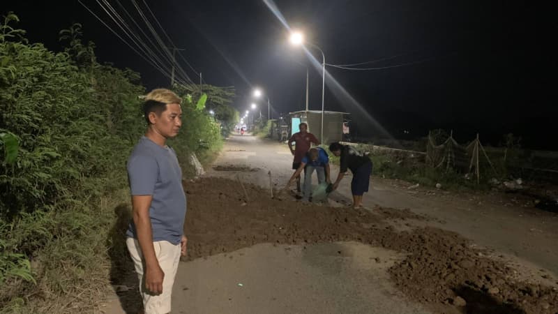Tengah Malam, Pamong dan Kuwu Sudimampir Lor Kompak Tambal Jalan Rusak demi Keselamatan