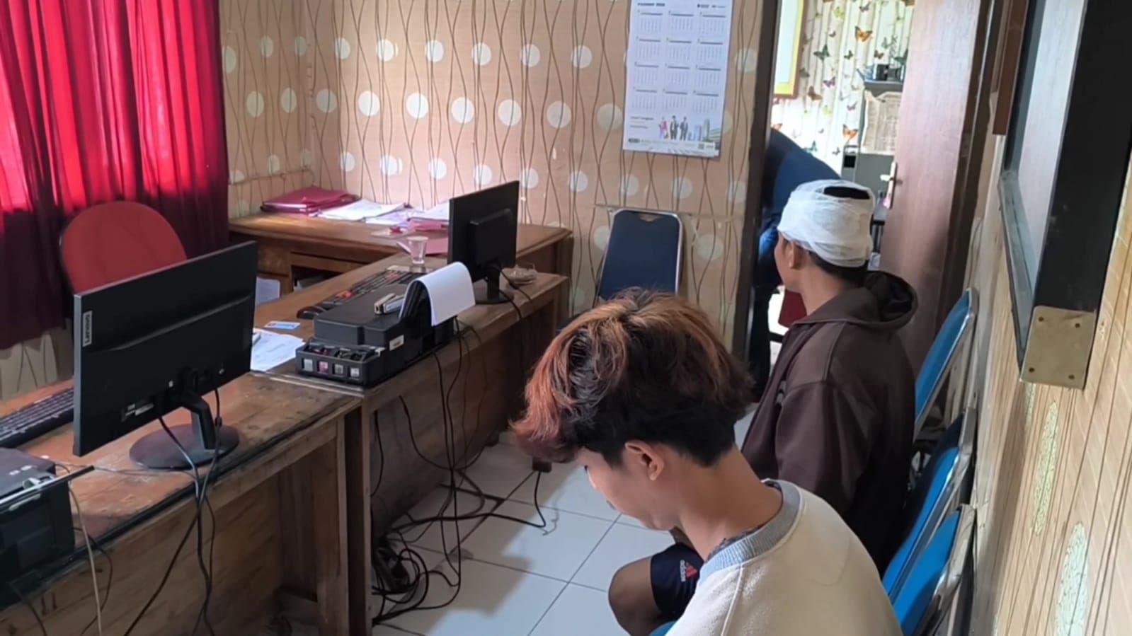 Meresahkan! Aksi Geng Motor di Kedokanbunder Indramayu Terekam CCTV, Dua Pemuda Jadi Korban Pembacokan