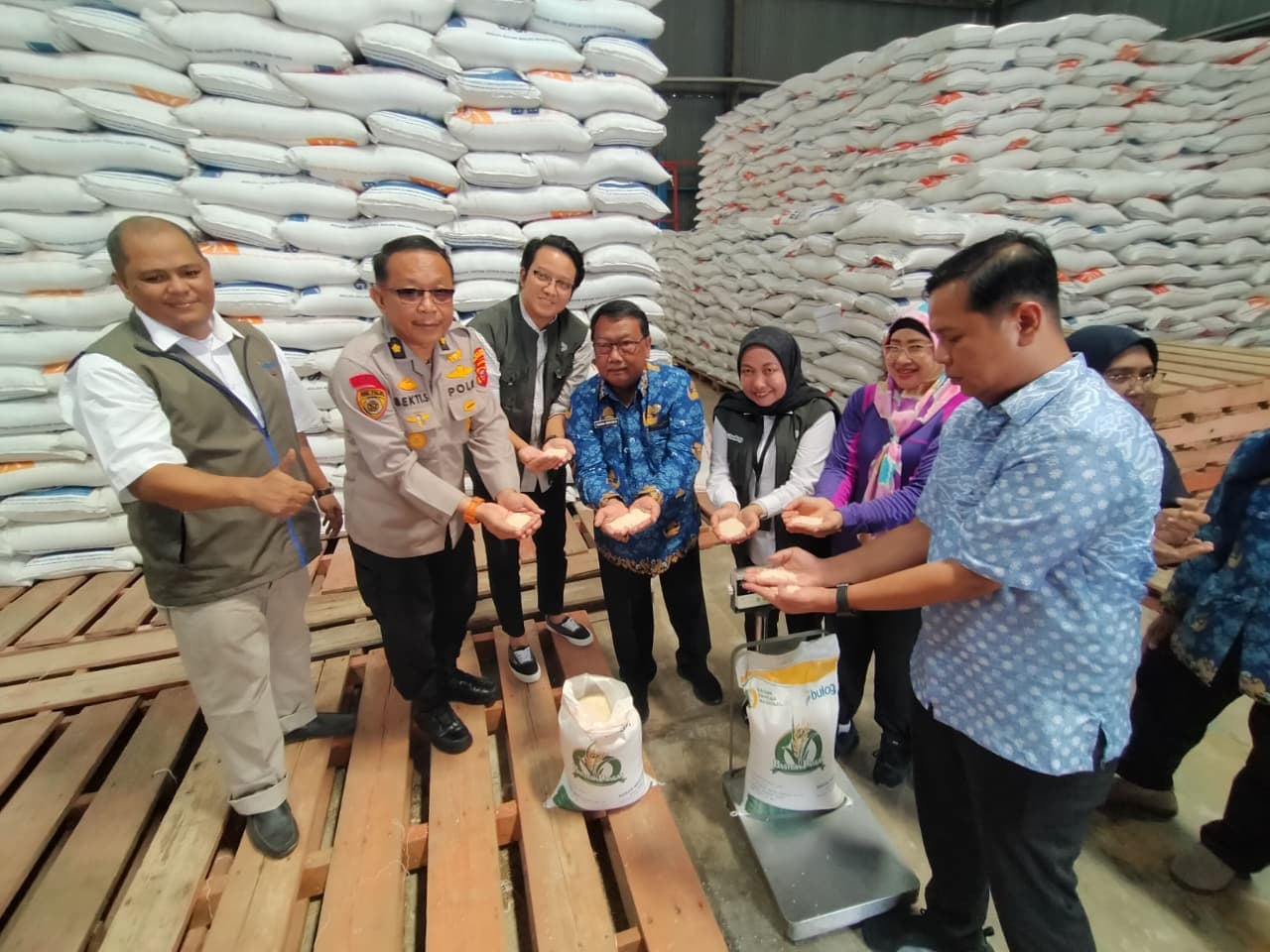 Bulog Indramayu Uji Kualitas Beras Bantuan Pangan untuk 200 Ribu Penerima