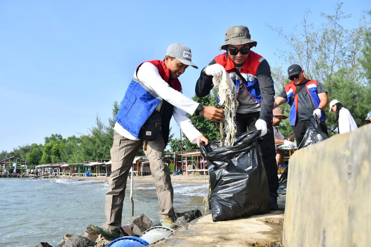 Aksi Nyata Kilang Balongan di HLH 2025, Bersihkan Pantai dan Edukasi Daur Ulang Plastik