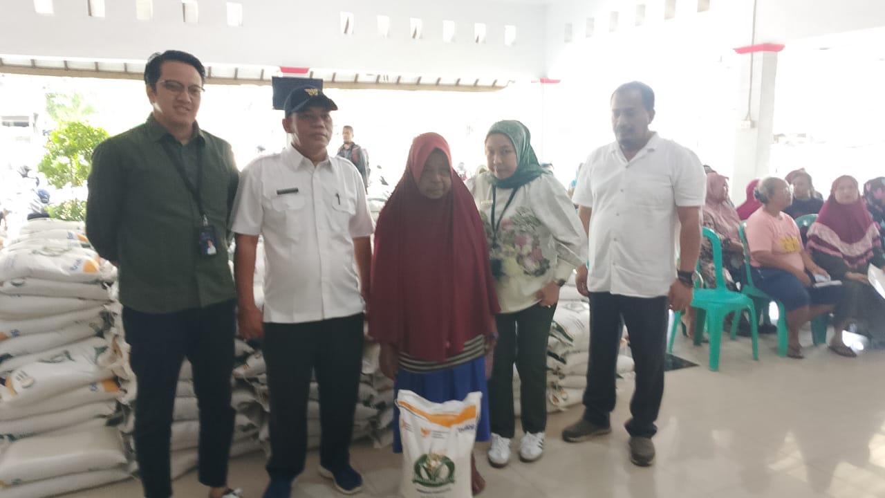 Bulog Salurkan 4.192 Ton Beras Bantuan untuk Warga Indramayu