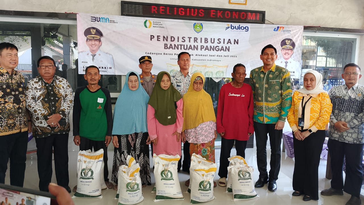 Bupati Indramayu dan Bulog Salurkan 20 Kg Beras untuk 209 Ribu Warga Kurang Mampu