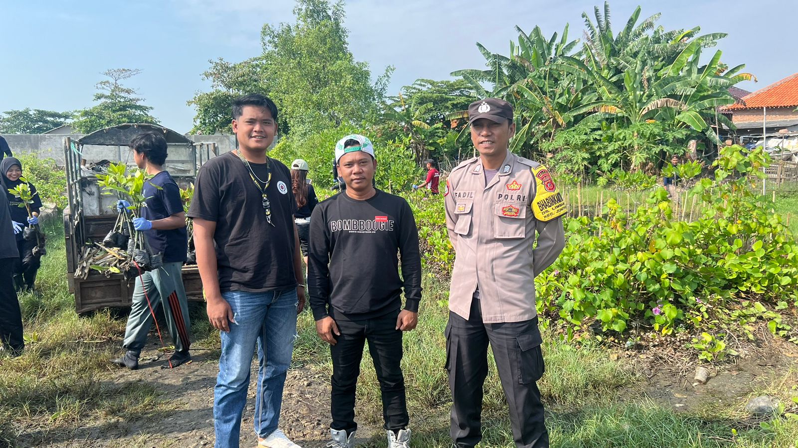 Karang Taruna Limbangan Giat Jaga Lingkungan, Bersih-bersih Lapangan hingga Tanam Mangrove