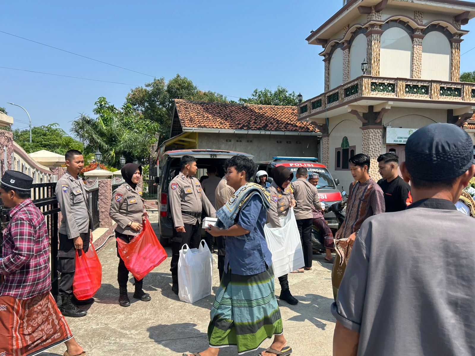 Jumat Berkah, Polres Indramayu Bagikan 200 Nasi Kotak untuk Jamaah di Tegalsembadra