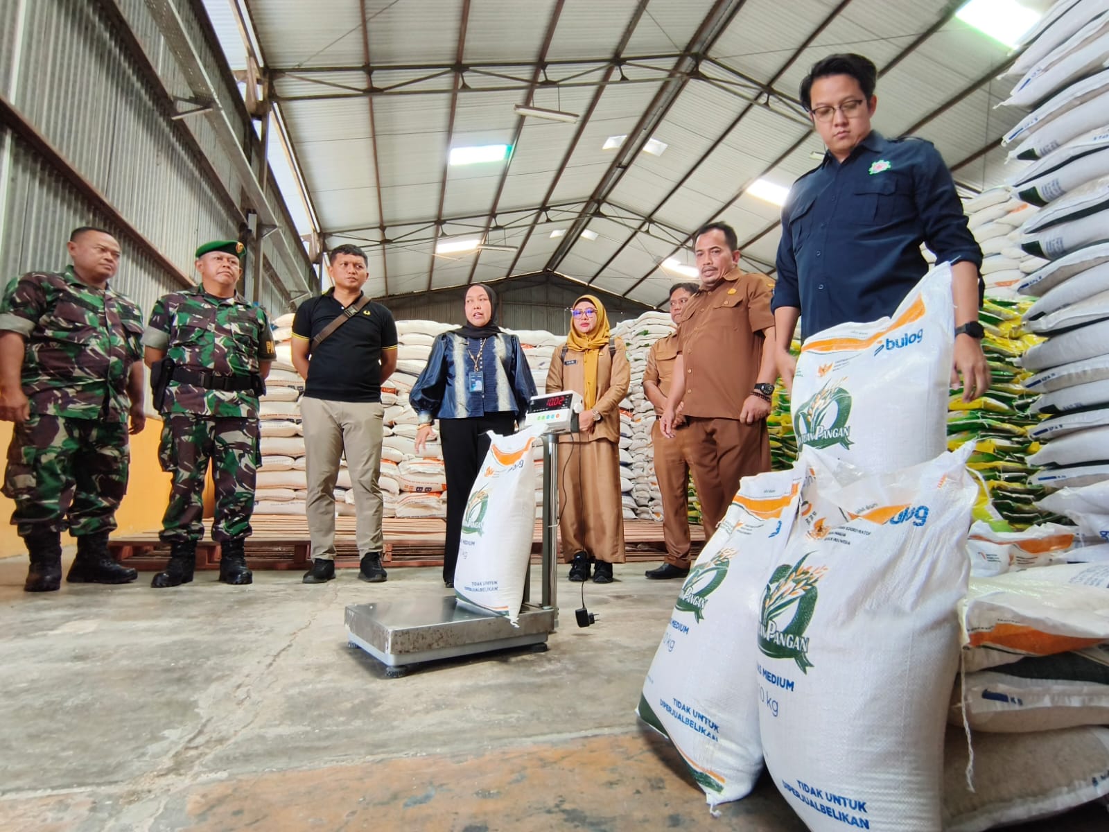 Bulog Indramayu Uji Kualitas Beras Bantuan, Siap Salurkan ke 209 Ribu Penerima