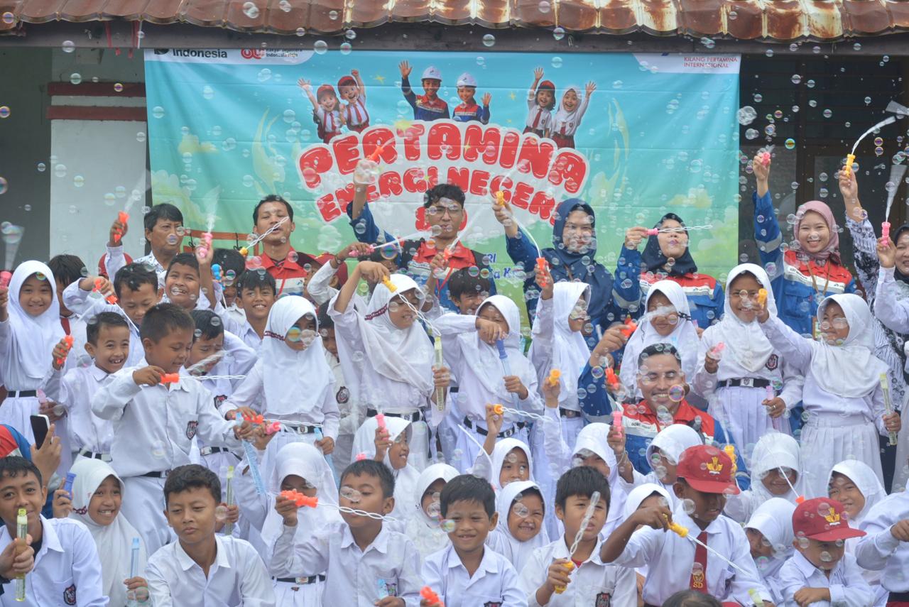 Perwira Kilang Pertamina Balongan Jadi Relawan, Kenalkan Dunia Energi ke Anak Sekolah Dasar