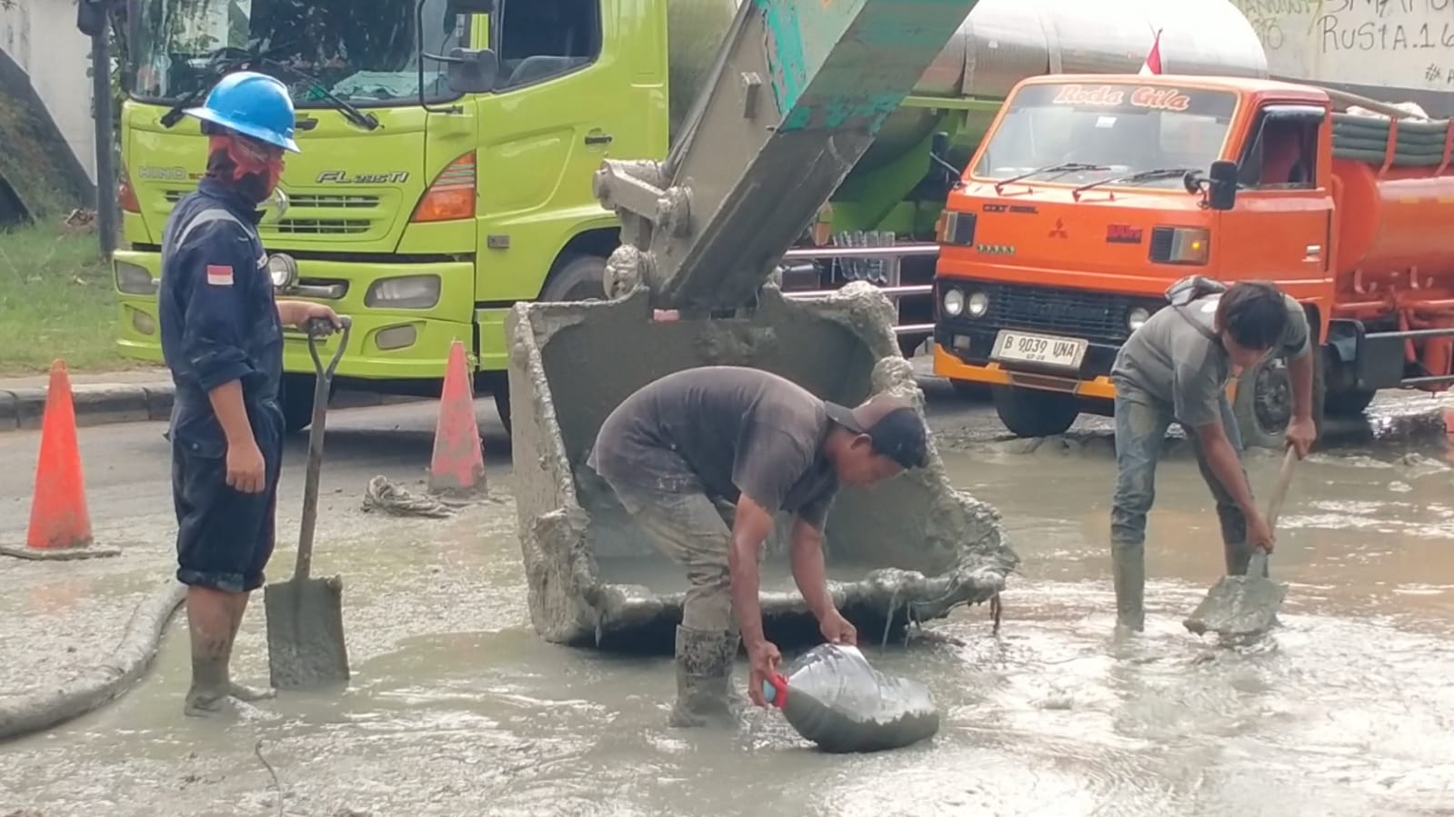 Viral! Lumpur Proyek Pipa Gas Sembur hingga ke Halaman Warga Kongsijaya Indramayu