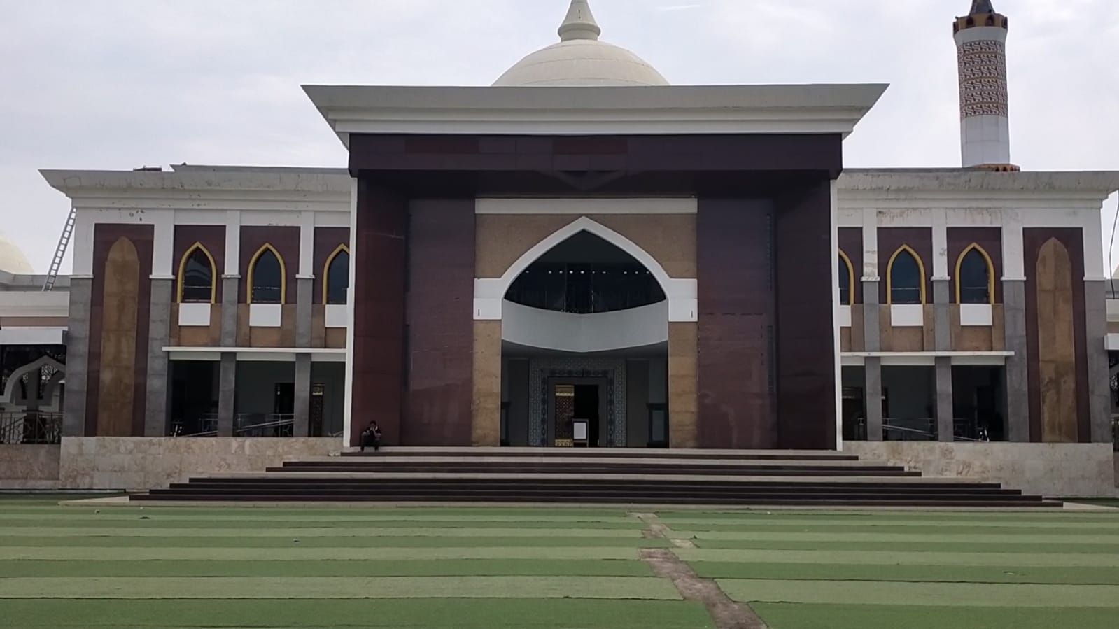 Menara Roboh dan Bangunan Retak, Masjid Islamic Center Indramayu Terancam Ditutup