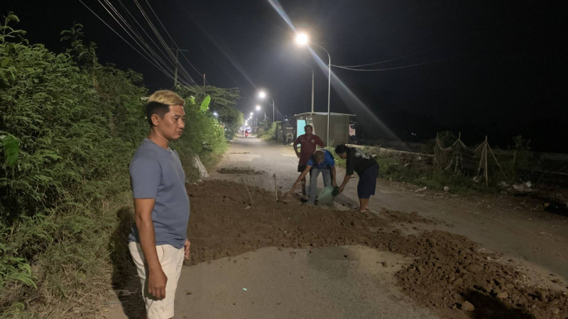Tengah Malam, Pamong dan Kuwu Sudimampir Lor Kompak Tambal Jalan Rusak demi Keselamatan