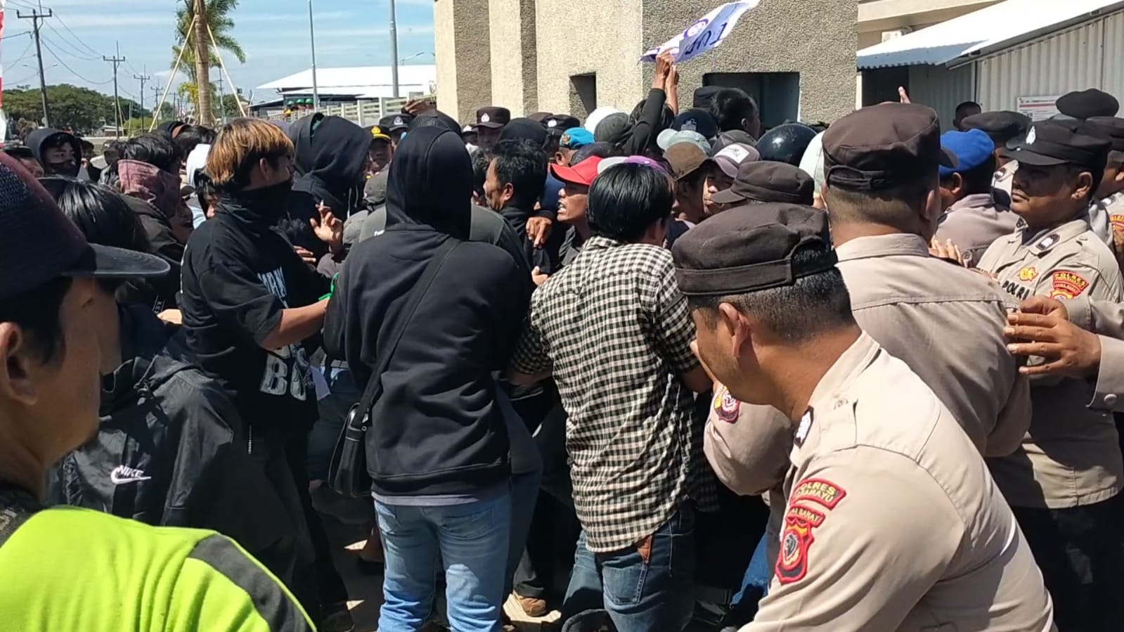 Dugaan Pungli Rp7 Juta di PT Sun Bright Lestari, Ratusan Warga Krangkeng Demo Berakhir Ricuh