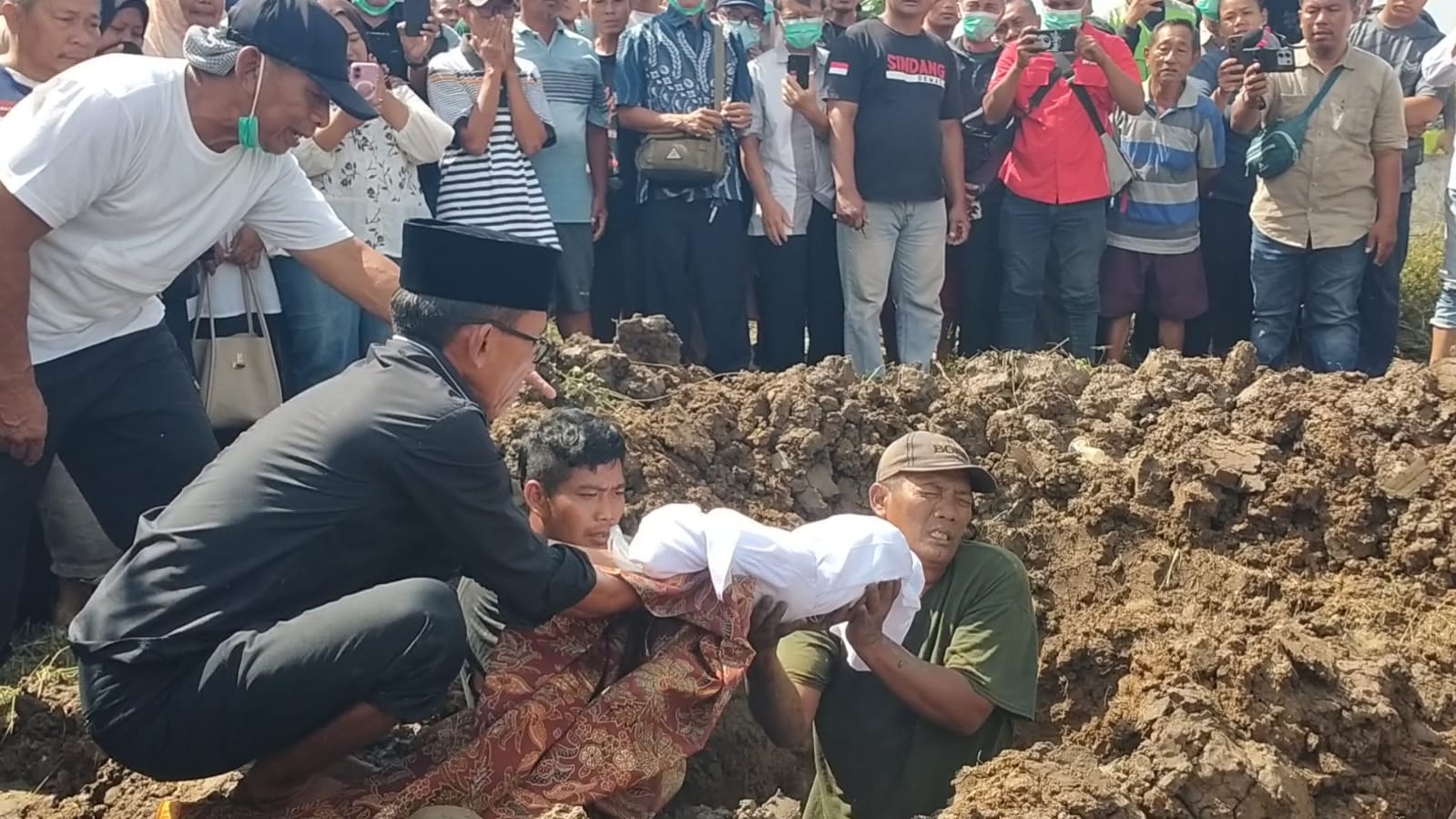 Lima Jenazah Satu Keluarga di Paoman Indramayu Dimakamkan, Keluarga Histeris Menangis