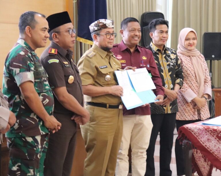 Bupati Imron Minta Pejabat Kreatif dalam Kontrak Kinerja 2025