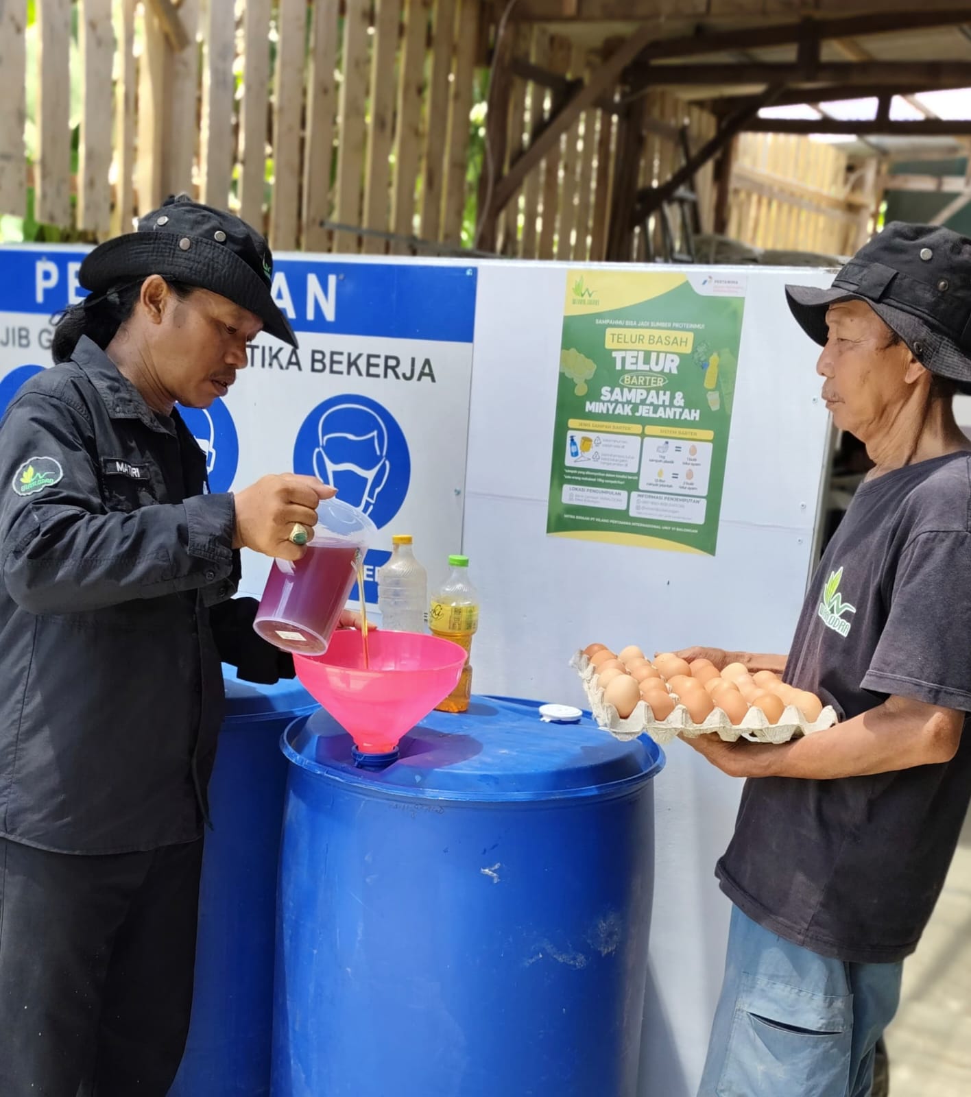 Minyak Jelantah Ditukar Telur, Inovasi TJSL Pertamina Balongan Bikin Warga Tersenyum