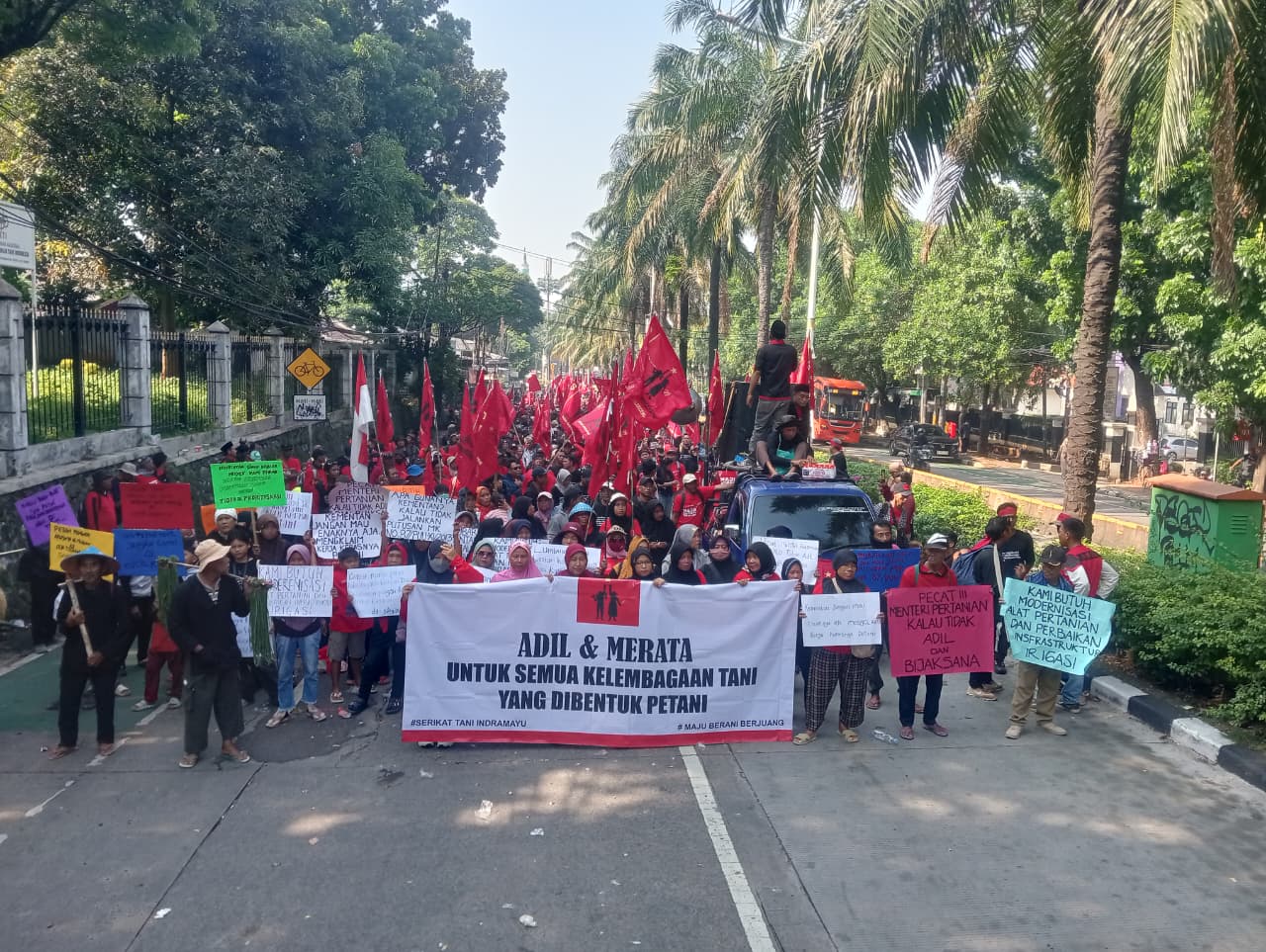 Ribuan Petani Indramayu Geruduk Kementan, Tuntut Modernisasi dan Infrastruktur Pertanian