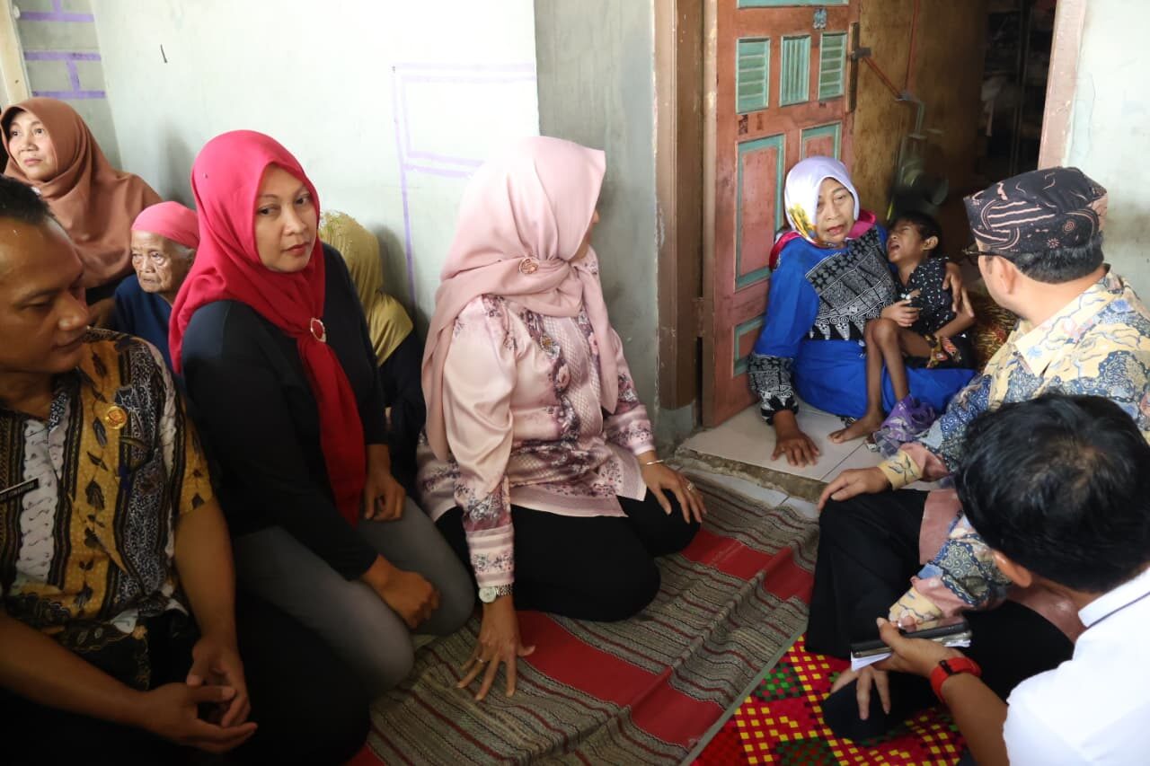 Bupati Imron Turun Langsung Bantu Anak Yatim Piatu Sakit di Tengah Tani