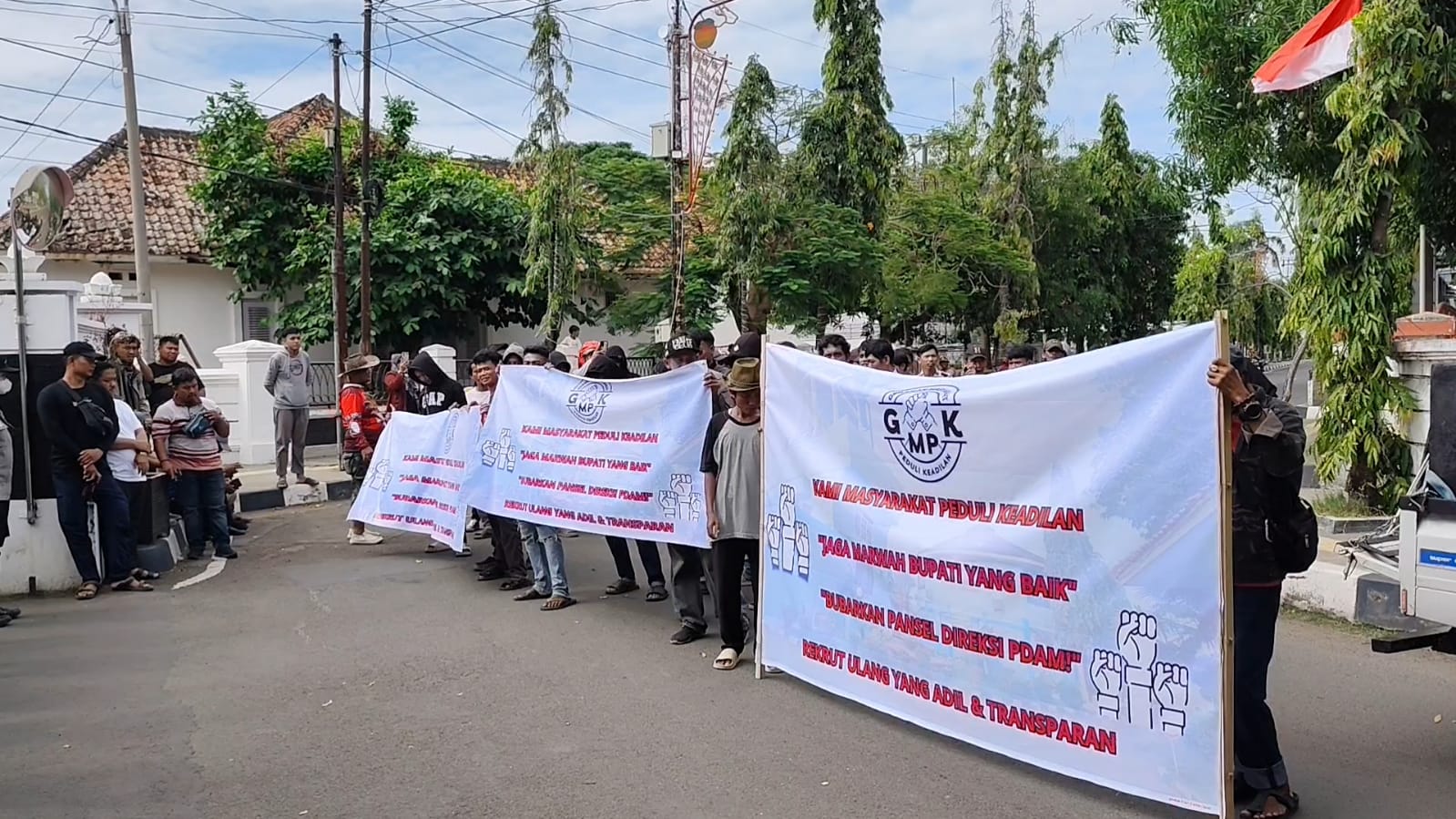 Massa Demo di Pendopo Indramayu, Tuntut Transparansi Seleksi Direksi Perumdam Tirta Darma Ayu