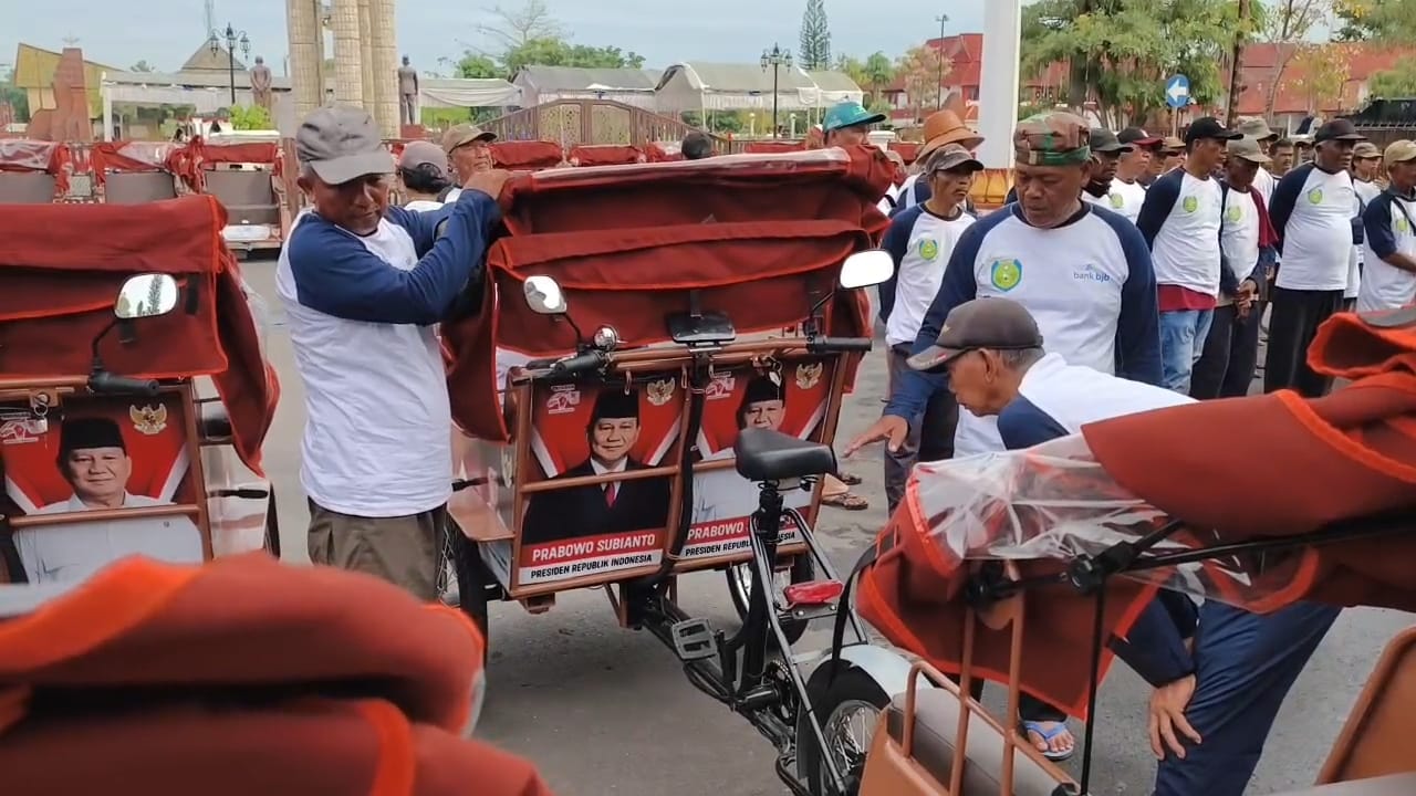 Presiden Prabowo Serahkan 100 Becak Listrik untuk Tukang Becak Lansia di Indramayu