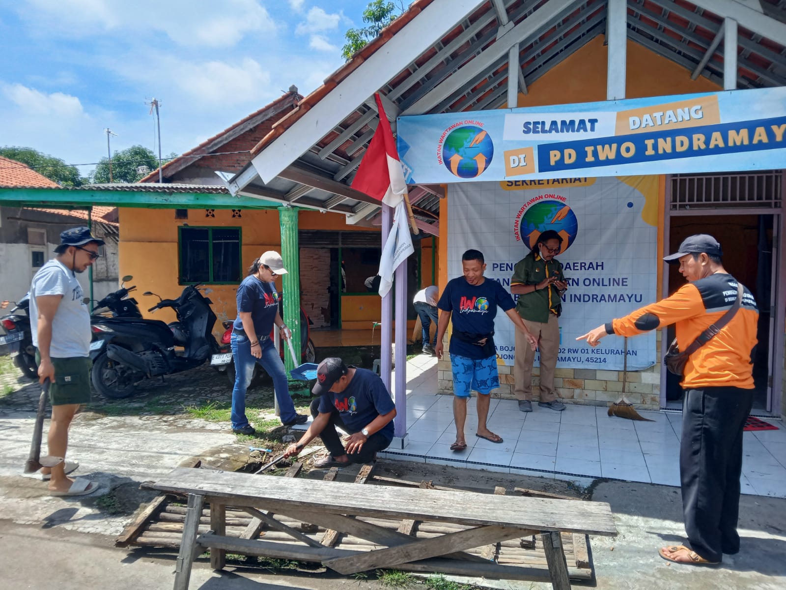 Ada Apa? Anggota PD IWO Indramayu Bawa Cangkul, Ternyata Begini Ceritanya