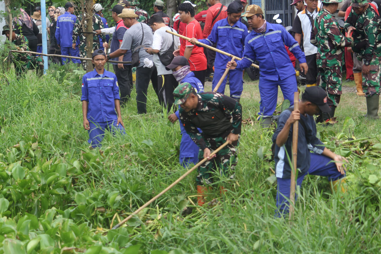 Sambut HUT KOREM 063, Kodim 0616/Indramayu Gelar Karya Bhakti Massal Bebersih Sungai Brahim Pecuk