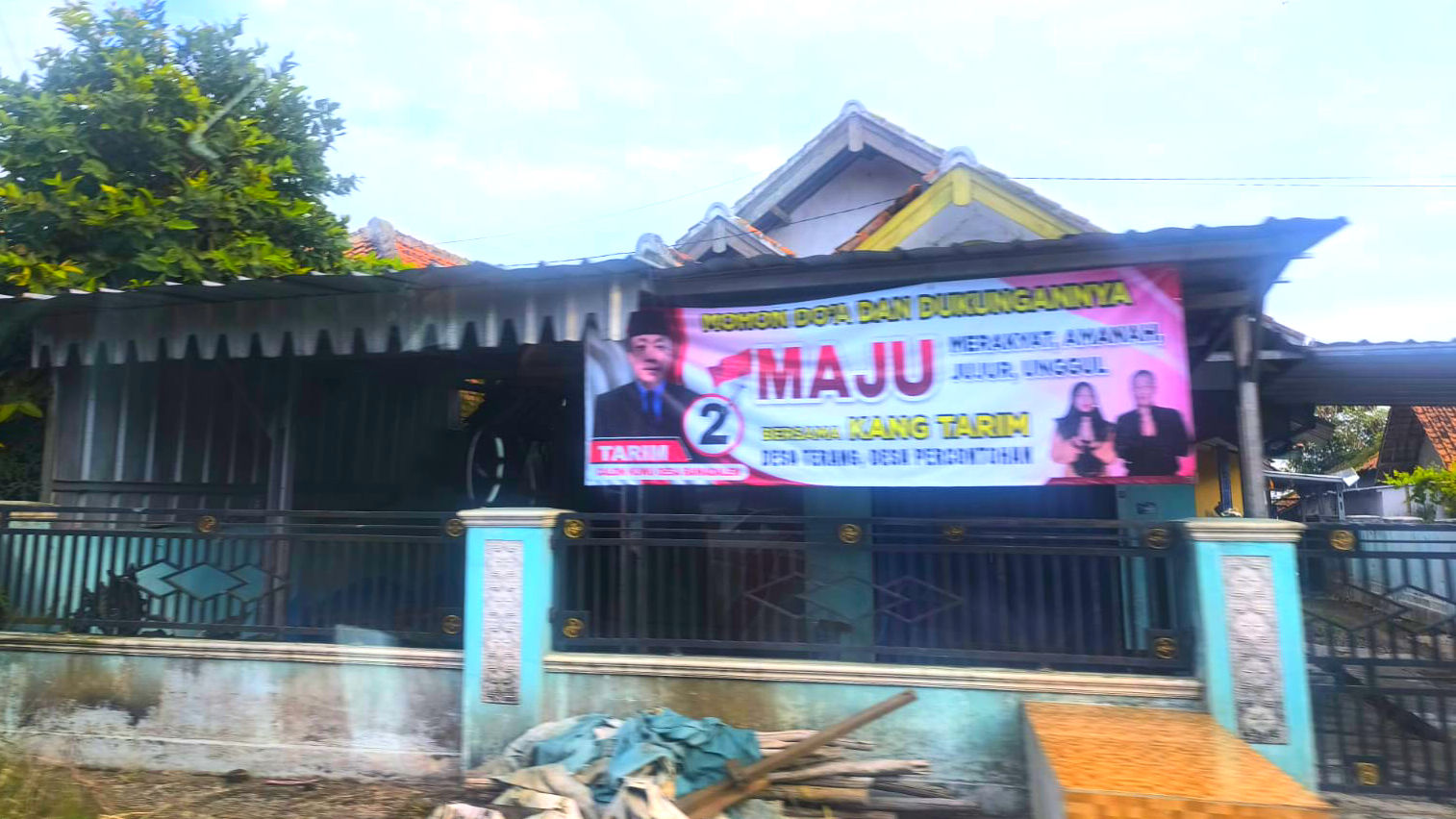 Perangkat Desa Rawadalem Terang-terangan Dukung Calon Kuwu, Pasang Baligo di Rumahnya