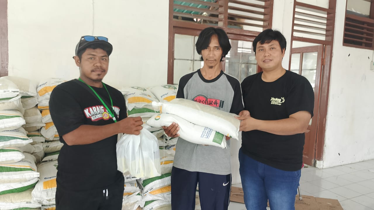 323 Warga Karanganyar Indramayu Antusias Terima Bantuan Pangan Pemerintah Pusat