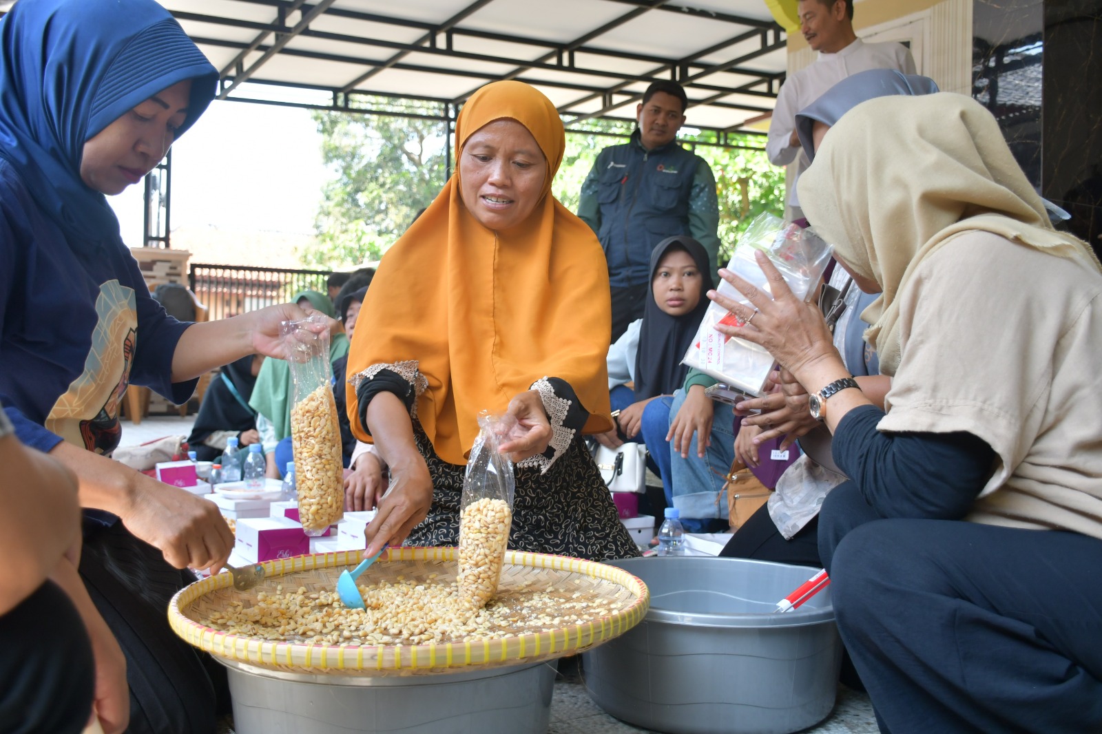 Pacu UMKM Desa, BAZMA Pertamina Balongan Bekali Eks TKW Keterampilan Produksi Tempe
